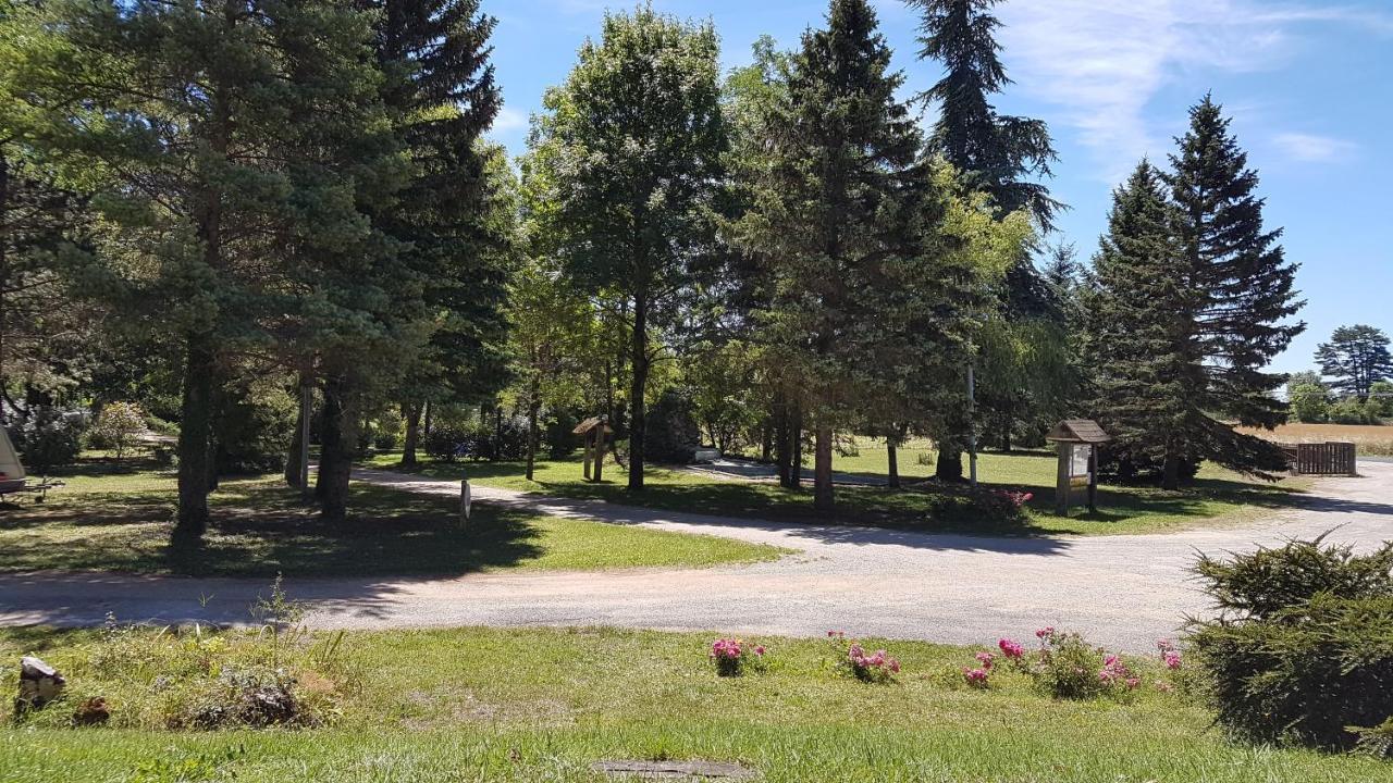 Camping Au Tour De L'Aveyron Л'Опитале-дю-Ларзак Экстерьер фото